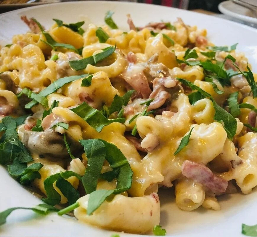 Maccheroncini panna, speck e rucola