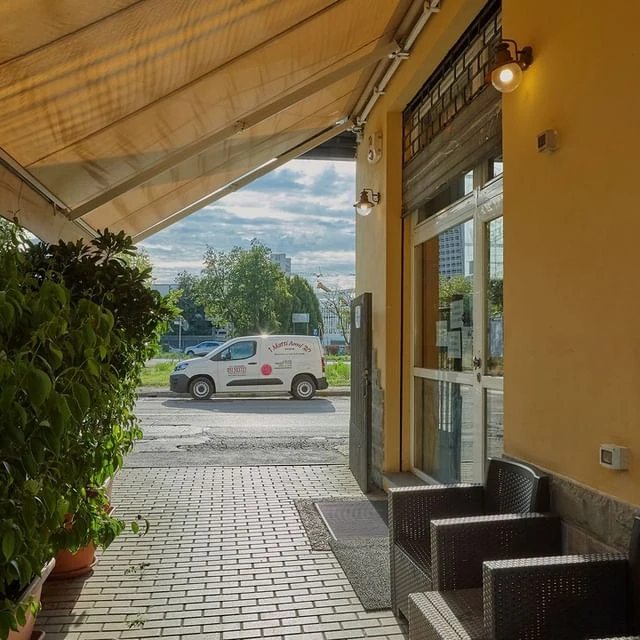 Ingresso esterno su strada